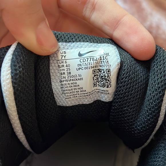 nike court borough mids fits a woman's 9 or men's 7🤍❤️🖤 - Picture 4 of 4